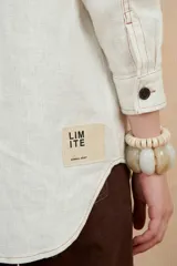 Chaqueta marrón con capucha y cierre frontal con botones.