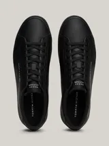 Zapatillas Tommy Hilfiger color negro, de cuero sintético, con cordones y suela plana.