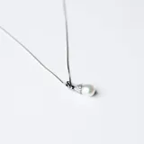 Conjunto de collar y aros en plata 925 con perlas de río blancas y circonias. El collar tiene una cadena de 42cm de largo.