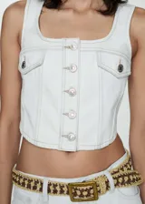 Chaleco crop de denim celeste con escote cuadrado, tirantes finos y cierre frontal con botones.