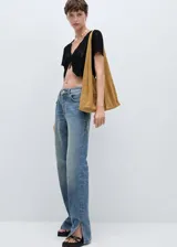 Pantalón de jean celeste de corte recto con aberturas en el bajo.