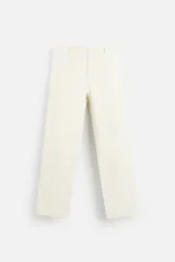 Pantalón de vestir color crema, de corte recto, con bolsillos laterales y traseros de ojal con botón.