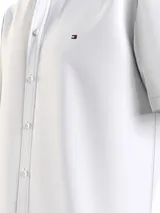 Camisa blanca de manga corta Tommy Hilfiger, corte regular, cuello abotonado y logo bordado en el pecho.