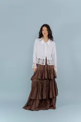 Camisa blanca de lino con bordados y mangas largas.