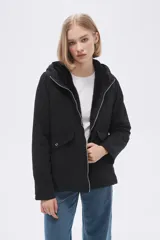 Campera negra con capucha y forro de piel sintética.