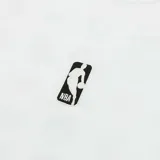 Remera blanca de algodón con cuello redondo y logo de la NBA estampado en el pecho.