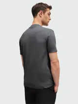 Pack de tres camisetas interiores BOSS de algodón color gris con logo pequeño en el pecho. Cuello redondo y manga corta.