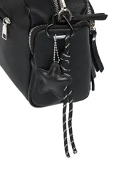 Bandolera color beige con correa ancha negra regulable y llavero de estrella.