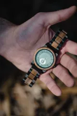 Reloj de pulsera Chenaut modelo Émeraude d’Ébène, con caja y malla de madera de ébano y nogal. Esfera verde esmeralda con segundero pequeño. Cristal Hardlex y movimiento de cuarzo. Resistente al agua (3 ATM).