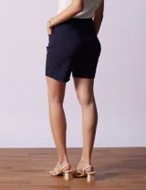 Short negro de gabardina elastizada con pretina ancha y bolsillos delanteros.