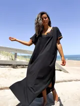 Vestido largo negro con escote en V y mangas cortas con ribete animal print.