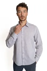 Camisa de vestir rosada de lino y algodón, de manga larga y corte clásico.