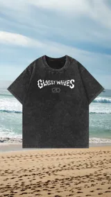 Remerón negro con efecto lavado, cuello redondo y estampado en la espalda con un globo terráqueo y la frase "Glassy Waves".