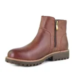 Bota corta marrón de cuero con suela track y cierre lateral.