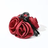 Pinza para el cabello color rojo con diseño en forma de flores.
