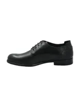 Zapato de vestir de cuero negro, con cordones y suela plana.