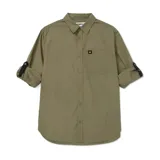 Camisa de popelina verde con cuello abotonado, cierre frontal con botones, bolsillo de parche en el pecho izquierdo, mangas largas con trabillas para enrollar y dobladillo camisero.