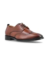 Zapato acordonado de cuero color marrón con detalles de brogue en la puntera y laterales.