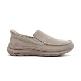 Zapato casual Skechers Hands Free Slip-ins Relaxed Fit: Pollard - Reed color beige. Diseñado con tecnología Heel Pillow, parte superior de malla con paneles de refuerzo, plantilla Skechers Air-Cooled Memory Foam con infusión de carbón, Memory Arch para mayor soporte y suela exterior de goma antideslizante Goodyear.