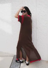 Remerón tejido color marrón con calados y cuello estilo camisa.