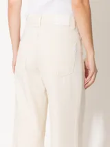 Pantalón de jean color crema, de corte recto y largo cropped.