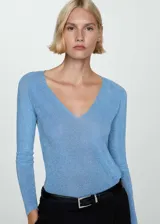 Jersey de punto fino color dorado con cuello pico y manga larga. Tejido con lurex. Colección fiesta y ceremonia.