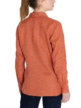 Camisa de manga larga con cuello clásico y cierre frontal con botones. Estampado con motivos marinos en tonos beige y marrón.