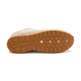 Championes Caterpillar Ventura Sport color beige con detalles en blanco y rojo. Capellada de cuero gamuza y microfibra, forro 100% reciclado, plantilla de espuma EVA y suela de goma.