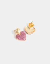 Aros colgantes cortos con corazones de glitter rosado y dorado.