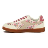 Championes casuales para mujer, modelo Bamtelo PU de Diadora. Diseño de corte bajo con paneles de cuero sintético color crema y paneles centrales con estampado floral en tonos rosados, beige y verde. Cordones de color rosa fuerte y suela de goma color caramelo.