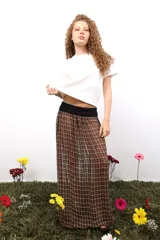 Remera blanca de algodón con cuello en V y etiqueta de goma en la parte inferior.