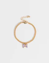 Pulsera dorada de eslabones con dije de mariposa con detalles iridiscentes.