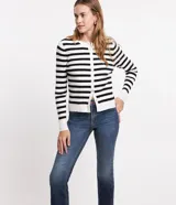 Pantalón de jean azul oscuro, modelo cropped recto, con cintura fija con trabillas, bolsillos y cierre delantero con botón y cremallera.