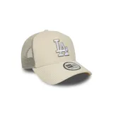 Gorra New Era color crema con logo de Los Angeles Dodgers bordado en blanco. Diseño trucker con paneles frontales de pana y paneles traseros de malla. Cierre snapback ajustable.