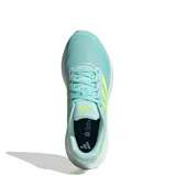 Championes Adidas Runfalcon 5 color celeste con detalles en amarillo flúor y suela blanca.