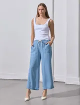 Pantalón capri de lyocell celeste, corte wide leg, con pretina elástica ajustable con lazo y bolsillos delanteros.