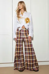 Pantalón acampanado con estampado de cuadros escoceses en tonos marrón, beige, amarillo y uva.