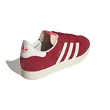 Championes Adidas Gazelle color bordó con las tres tiras laterales blancas y suela color crema.