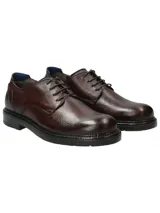 Zapato de cuero color café, con cordones y suela de goma.