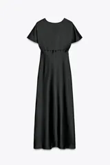 Vestido midi negro satinado con escote pico, pliegues en el busto y mangas cortas. Cintura entallada y cierre lateral con cremallera oculta.