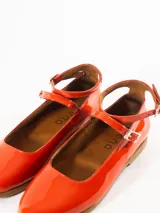 Zapato tipo chata rojo de cuero, con pulsera ajustable y tacón bajo de 1 cm.