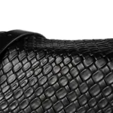 Bandolera negra de símil cuero graneado con diseño tejido. Tiene correa regulable, herrajes plateados y un bolsillo interno con cierre.