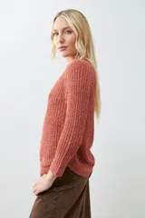 Sweater rojo de tejido de punto con ruedo curvo y mangas 3/4.