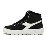 Bota de caña alta tipo sneaker, color negro con logo Diadora en blanco en el lateral. Posee cordones negros y suela plataforma gruesa de goma blanca.