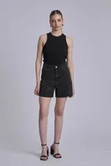 Bermuda de jean negro con tachas plateadas.