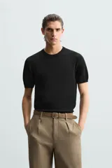 Camiseta de hombre de punto con mezcla de viscosa, a rayas horizontales blancas y azul marino. Tiene cuello redondo, manga corta y terminaciones en rib.