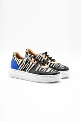 Zapatilla acordonada con plataforma, de cuero vacuno con patrón de cebra y detalles en azul.