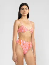 Conjunto de bikini de lycra estampada con motivos abstractos en tonos rosados y anaranjados. El corpiño es de corte triangular con tirantes finos y la bombacha es de tiro alto.