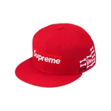 Gorro de visera plana Supreme x New Era modelo 59Fifty, color rojo con logo de Supreme en el frente y diseño de huesos cruzados en el lateral.