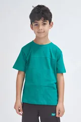 Remera verde con cuello redondo y estampado con motivos florales y hojas.